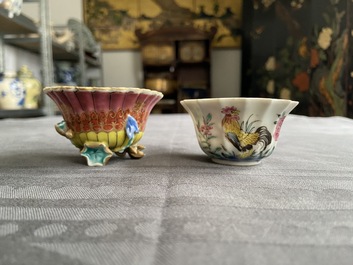 Een gelobde Chinese vergulde famille rose 'lotus' kop en schotel en &eacute;&eacute;n met hanen, Yongzheng/Qianlong