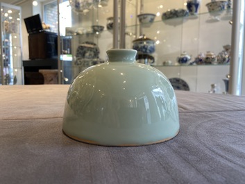 Un pot &agrave; eau en porcelaine de Chine &agrave; &eacute;mail c&eacute;ladon, marque de Kangxi, 19&egrave;me