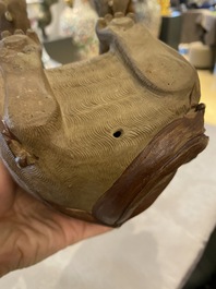 Un chien en gr&egrave;s de Yixing sur socle en bois, Chine, 19&egrave;me
