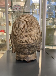 Une t&ecirc;te de Bouddha en pierre sculpt&eacute;e, Chine, Ming ou apr&egrave;s