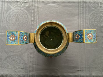Een grote Chinese driepotige cloisonn&eacute; wierookbrander met deksel, 19e eeuw