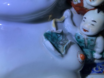 Twee Chinese famille rose figuren van Boeddha, 19/20e eeuw