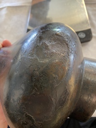 Une verseuse &agrave; vin de type 'hu' en bronze, Zhou de l'est/Han