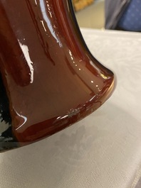Un vase de forme balustre en porcelaine de Chine &agrave; &eacute;mail flamb&eacute;, 19/20&egrave;me