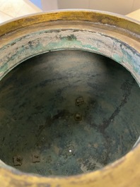 Een grote Chinese driepotige cloisonn&eacute; wierookbrander met deksel, 19e eeuw