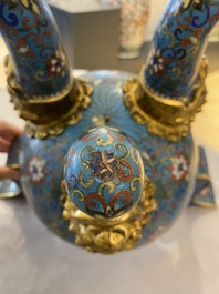 Een grote Chinese driepotige cloisonn&eacute; wierookbrander met deksel, 19e eeuw