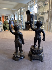 Twee Chinese bronzen figuren van de jonge Boeddha, Ming