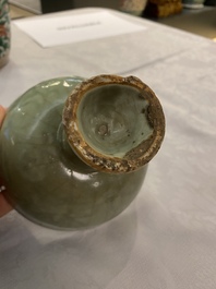 Een Chinese Longquan celadon stem cup met onderglazuur decor, Ming