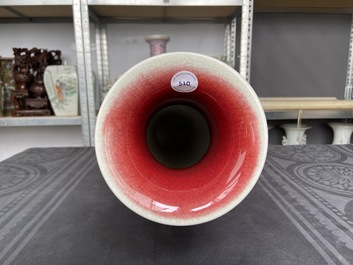 Un vase de forme balustre en porcelaine de Chine &agrave; &eacute;mail flamb&eacute;, 19/20&egrave;me