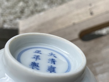 Een fijne Chinese monochrome witte kom, Yongzheng merk en periode