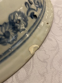 Trois plats en porcelaine de Chine dite 'de Swatow', Ming