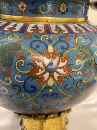 Een grote Chinese driepotige cloisonn&eacute; wierookbrander met deksel, 19e eeuw