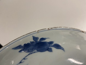 Un plat en porcelaine de Chine en bleu et blanc &agrave; d&eacute;cor 'Sanduo' et un &agrave; d&eacute;cor des 'Trois amis de l'hiver', Kangxi &amp; Yongzheng