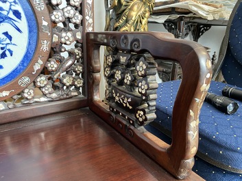 Une paire de chaises en bois incrust&eacute; de nacre et de plaques en porcelaine de Chine en bleu et blanc, 19&egrave;me