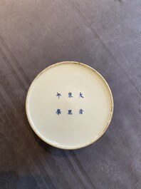 Un pot &agrave; eau en porcelaine de Chine &agrave; &eacute;mail c&eacute;ladon, marque de Kangxi, 19&egrave;me