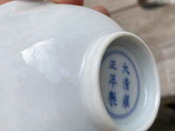 Een fijne Chinese monochrome witte kom, Yongzheng merk en periode