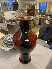 Un vase de forme balustre en porcelaine de Chine &agrave; &eacute;mail flamb&eacute;, 19/20&egrave;me