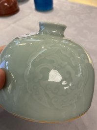 Un pot &agrave; eau en porcelaine de Chine &agrave; &eacute;mail c&eacute;ladon, marque de Kangxi, 19&egrave;me
