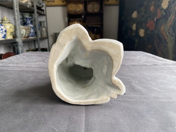 Een Chinese Dehua blanc de Chine figuur van Guanyin op houten sokkel, 19/20e eeuw