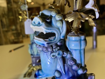 Une paire de lions bouddhistes en porcelaine de Chine en turquoise et aubergine mont&eacute;s comme cand&eacute;labres en bronze dor&eacute;, Kangxi et 19&egrave;me