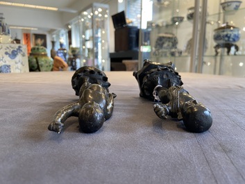 Twee Chinese bronzen figuren van de jonge Boeddha, Ming