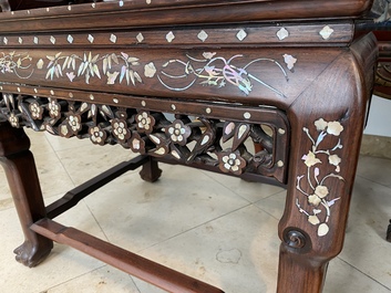 Une paire de chaises en bois incrust&eacute; de nacre et de plaques en porcelaine de Chine en bleu et blanc, 19&egrave;me
