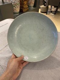 Un plat en porcelaine de Chine qingbai &agrave; d&eacute;cor incis&eacute;, Ming