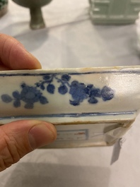 Een Chinees vierkant 'draken' bordje, Wanli merk en periode