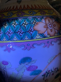 Twee Chinese famille rose vazen, 19e eeuw
