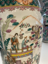 Twee Chinese famille rose vazen, 19e eeuw