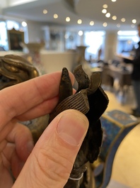 Een grote Chinese driepotige cloisonn&eacute; wierookbrander met deksel, 19e eeuw