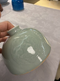 Un pot &agrave; eau en porcelaine de Chine &agrave; &eacute;mail c&eacute;ladon, marque de Kangxi, 19&egrave;me