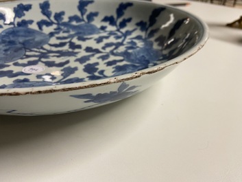 Un plat en porcelaine de Chine en bleu et blanc &agrave; d&eacute;cor 'Sanduo' et un &agrave; d&eacute;cor des 'Trois amis de l'hiver', Kangxi &amp; Yongzheng