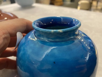 Deux pots &agrave; eau en porcelaine de Chine &agrave; &eacute;mail langyao et en turquoise monochrome, 19/20&egrave;me