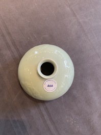 Un pot &agrave; eau en porcelaine de Chine &agrave; &eacute;mail c&eacute;ladon, marque de Kangxi, 19&egrave;me