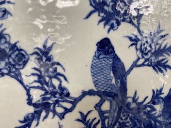 Une paire de chaises en bois incrust&eacute; de nacre et de plaques en porcelaine de Chine en bleu et blanc, 19&egrave;me