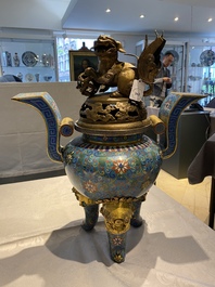 Een grote Chinese driepotige cloisonn&eacute; wierookbrander met deksel, 19e eeuw