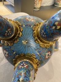 Een grote Chinese driepotige cloisonn&eacute; wierookbrander met deksel, 19e eeuw