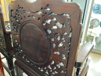 Une paire de chaises en bois incrust&eacute; de nacre et de plaques en porcelaine de Chine en bleu et blanc, 19&egrave;me