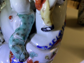 Twee Chinese famille rose figuren van Boeddha, 19/20e eeuw