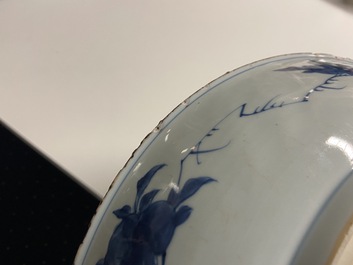Un plat en porcelaine de Chine en bleu et blanc &agrave; d&eacute;cor 'Sanduo' et un &agrave; d&eacute;cor des 'Trois amis de l'hiver', Kangxi &amp; Yongzheng