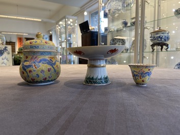 Een Chinese tazza, een dekselkom en een wijnkop met draken op gele fondkleur, 19/20e eeuw
