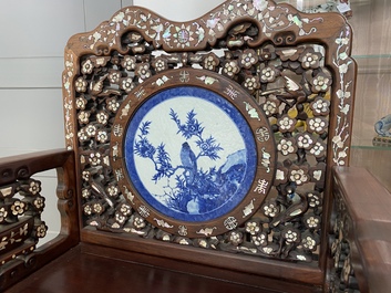Une paire de chaises en bois incrust&eacute; de nacre et de plaques en porcelaine de Chine en bleu et blanc, 19&egrave;me