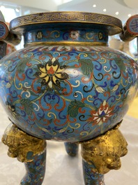 Een grote Chinese driepotige cloisonn&eacute; wierookbrander met deksel, 19e eeuw