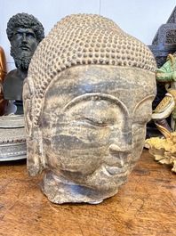 Une t&ecirc;te de Bouddha en pierre sculpt&eacute;e, Chine, Ming ou apr&egrave;s