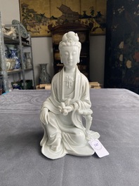 Een Chinese Dehua blanc de Chine figuur van Guanyin op houten sokkel, 19/20e eeuw