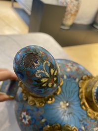 Een grote Chinese driepotige cloisonn&eacute; wierookbrander met deksel, 19e eeuw