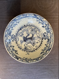 Trois plats en porcelaine de Chine dite 'de Swatow', Ming