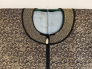 A Chinese embroidered silk woman's robe with floral scrolls, 19th C.