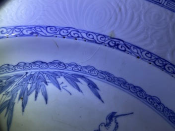 Un plat en porcelaine de Chine en bleu et blanc &agrave; d&eacute;cor 'Sanduo' et un &agrave; d&eacute;cor des 'Trois amis de l'hiver', Kangxi &amp; Yongzheng